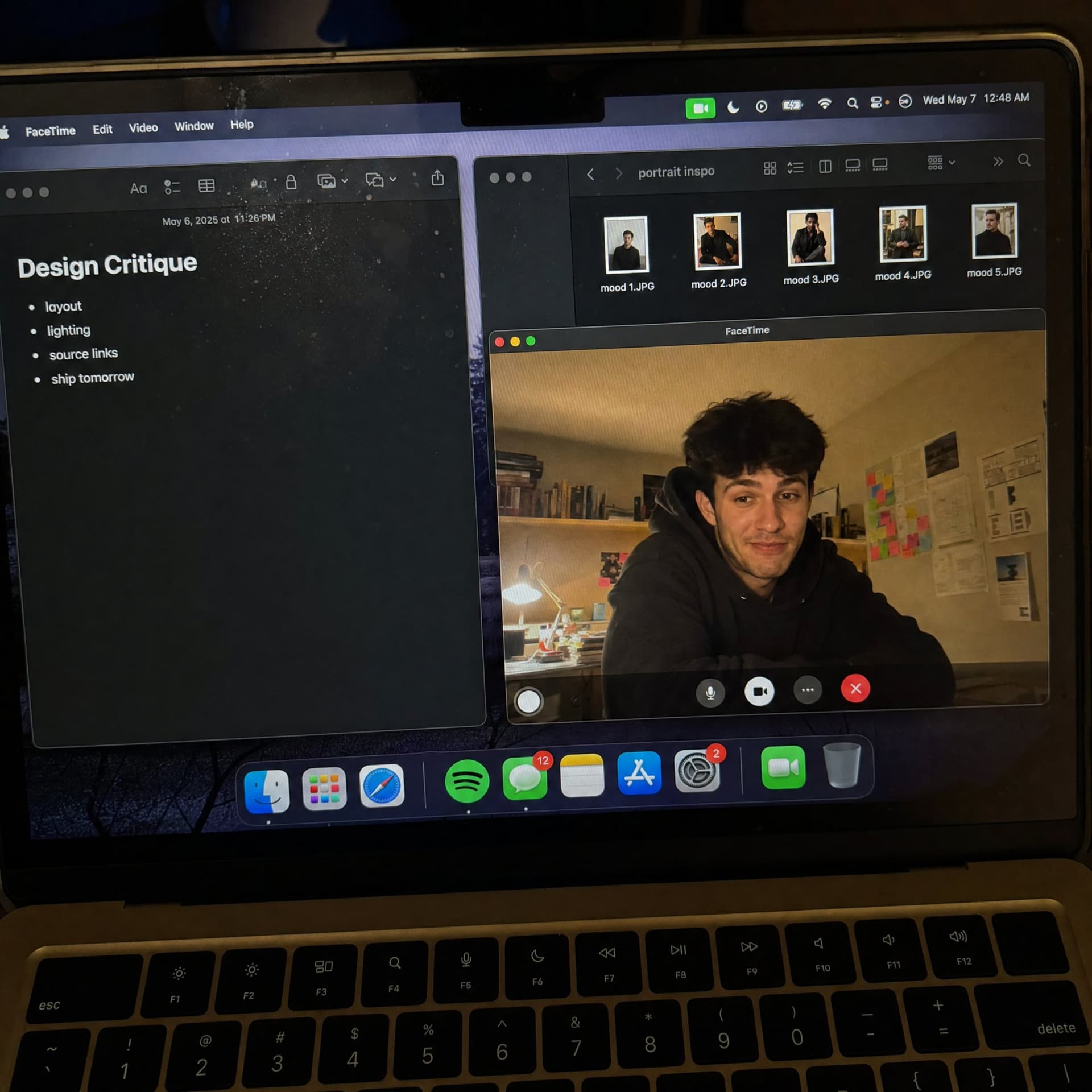 Фотография рабочего стола с FaceTime на ноутбуке — промпт GPT-Image — результат промпта
