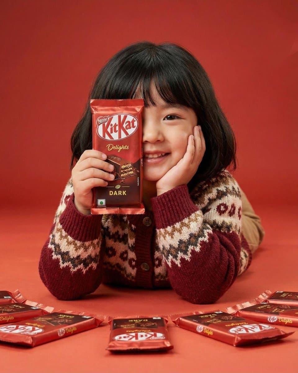 Девочка с KitKat на красном фоне — результат промпта, вариант 1